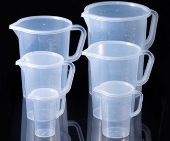 Graduated Plastic Beaker With Lid and Handle